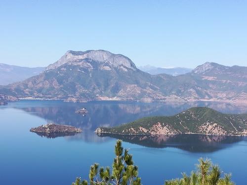 那座山，那水，那朵云和露水