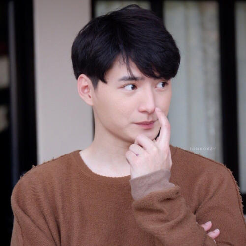 喜欢在电视上聊天的弟弟