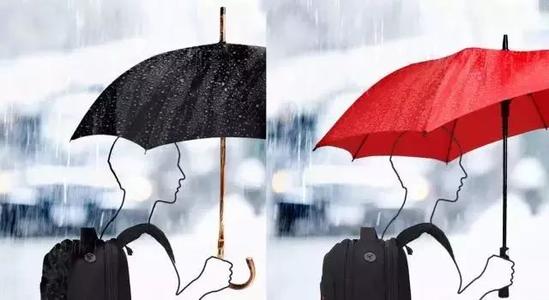 一把雨伞和两个肩膀
