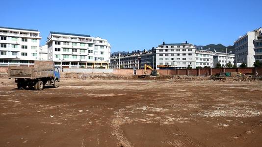 “充斥”前进并抓住了一天