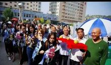 一场趣味吃梨比赛