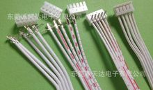 妹妹将手伸向了拖线板