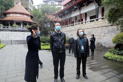 把剑对准天空，首先对准我的心