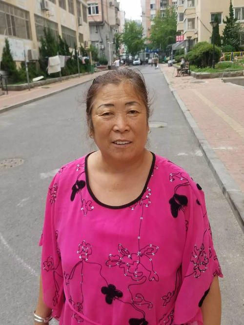 使用智能手机的奶奶
