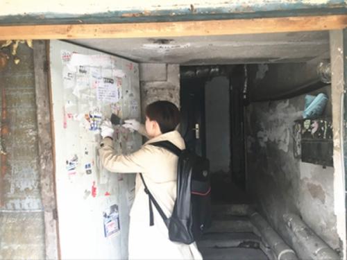 与同学一起整理小型广告