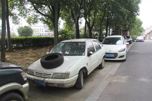 僵尸车在路边