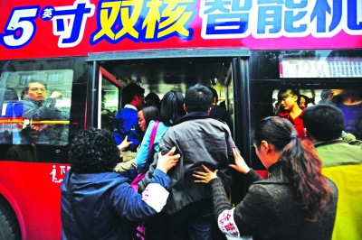 挤公交车并不容易