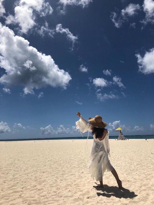 阳光明媚的海滩波