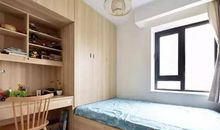 书桌前的一家子