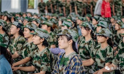 不能淡化那段军事训练的色彩