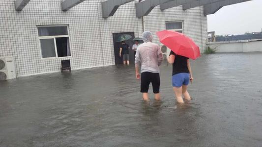 大雨中看到真相