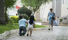 那矮小的身影一直都在