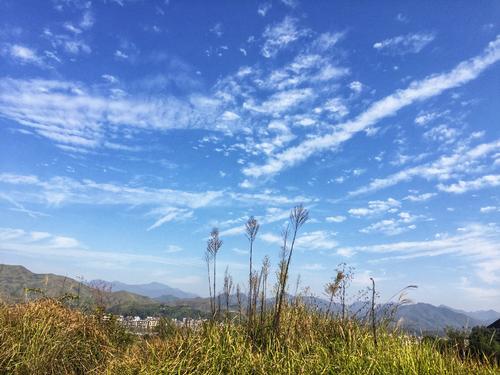 太阳和月亮与天空和云彩形成对比