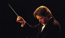 在黑暗中并肩行走