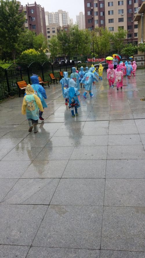在雨中玩