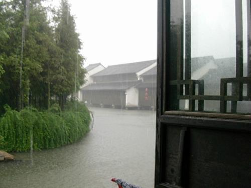 听夜窗下的雨