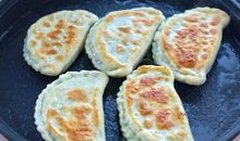 帮奶奶包韭菜盒子