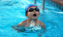 美丽可爱的游泳健将