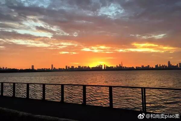 东湖的夏日之夜