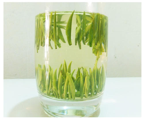 品尝一杯清爽的山泉花蜜