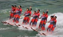 再现水上舞蹈者