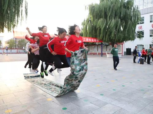 在同一条船上比赛