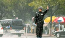 雨中的交警叔叔