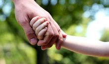 “加长”爸爸的手