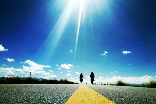 阳光照在我们身上