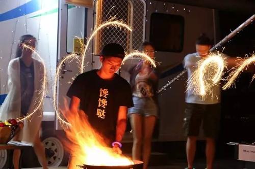 在充满阳光的“潮营”中