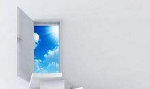 那扇门原来是虚掩着的