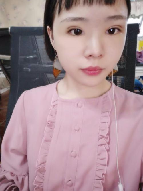我有大大的明亮的眼睛
