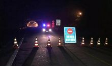 站在深夜泛光的门口