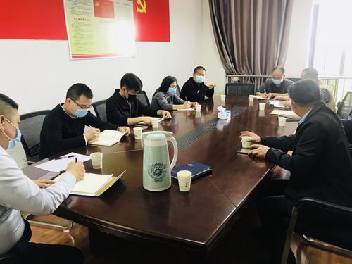 观察并互相帮助解决困难
