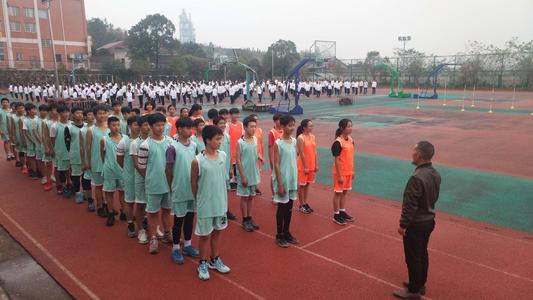 激烈的冬季学校运动会