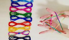 玩“挑花绳”游戏