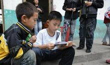 爱看书的小男孩