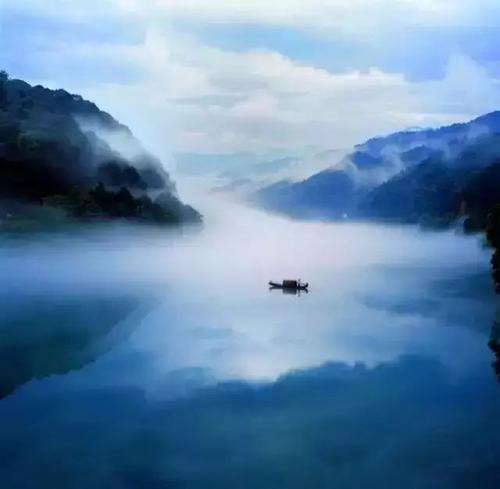 就像清澈的水在世界上流动