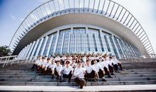 走出校门感受生活美好