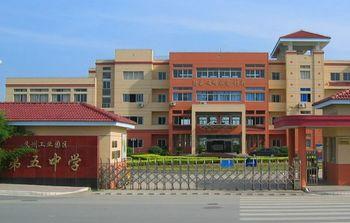 在学校门口的美丽景色
