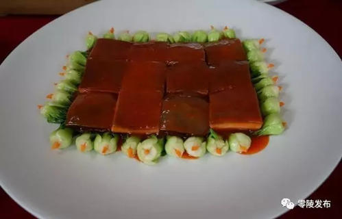接近用舌头烤制的蛋糕上的美味食物