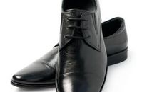 一双黑皮鞋