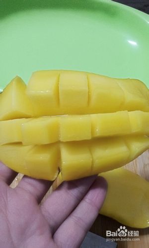 熟练剥芒果皮