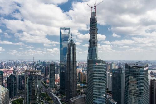 攀登东方明珠塔
