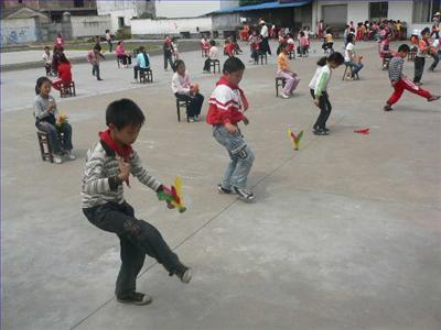 和哥哥一起踢shuttle子