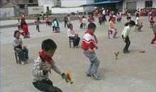 和哥哥比赛踢毽子