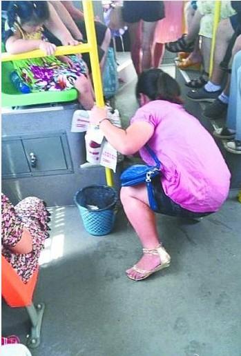 公共汽车上的小女孩