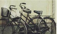 一路健步，一路蹒跚