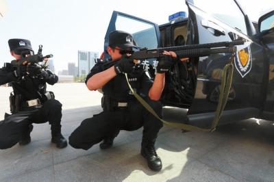 观看特警叔叔演练