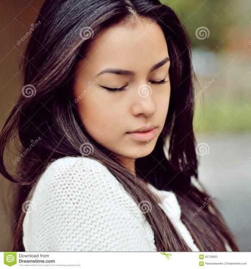 我们在美丽的眼睛中闭上眼睛